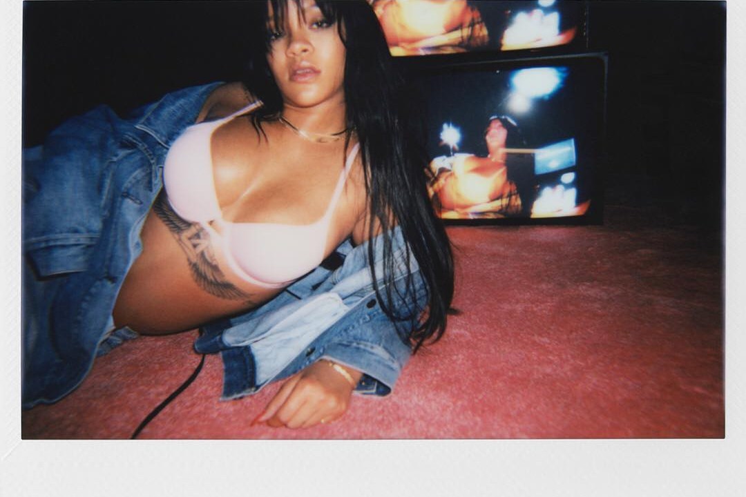 Rihanna posando para nova macara Fenty x Savage