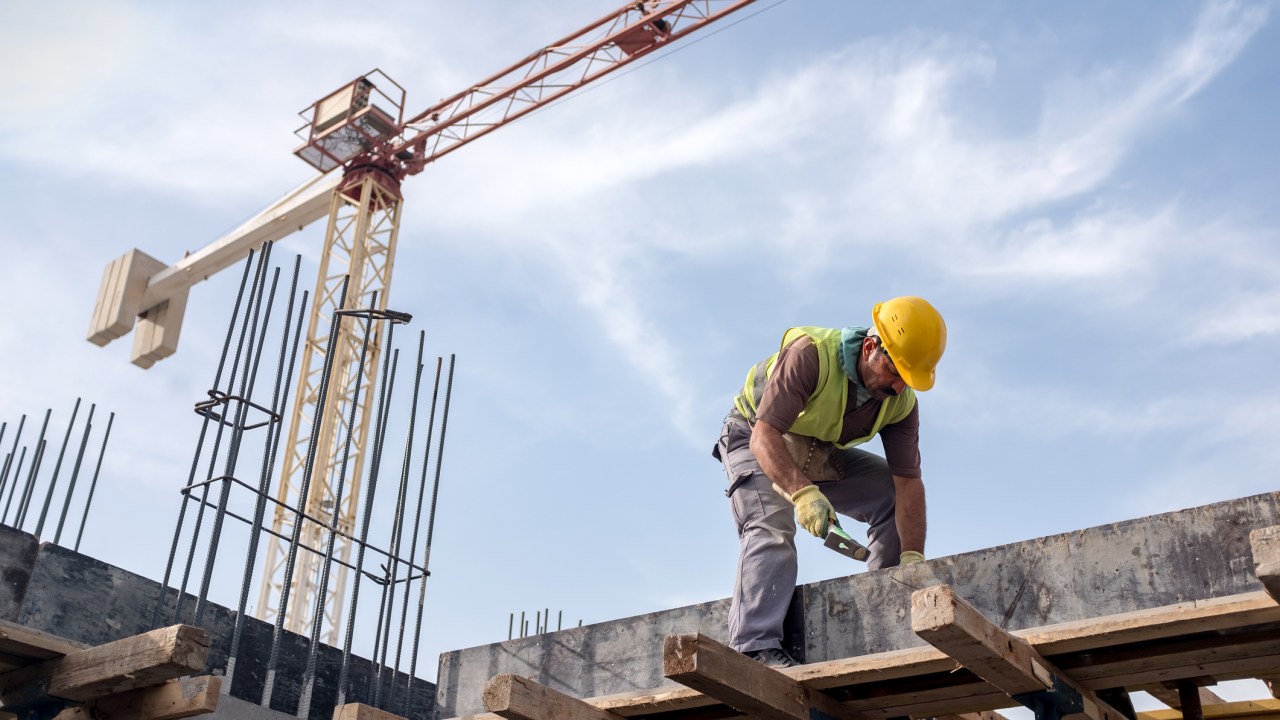 Homem trabalhando em construção