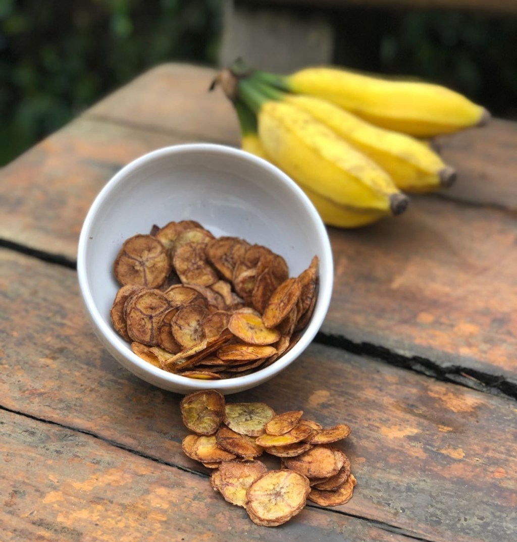 Chips termogênicos de banana para um lanche que acelera o metabolismo