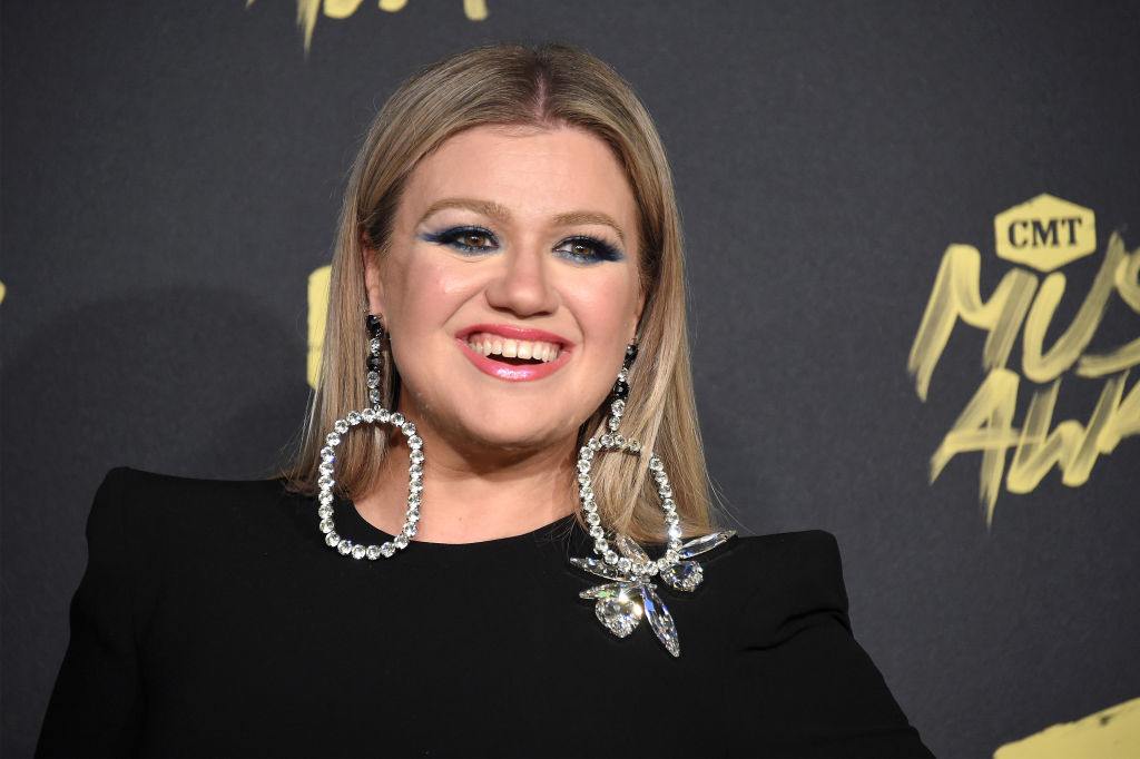 Kelly Clarkson emagreceu após tratar tireoide e doença autoimune