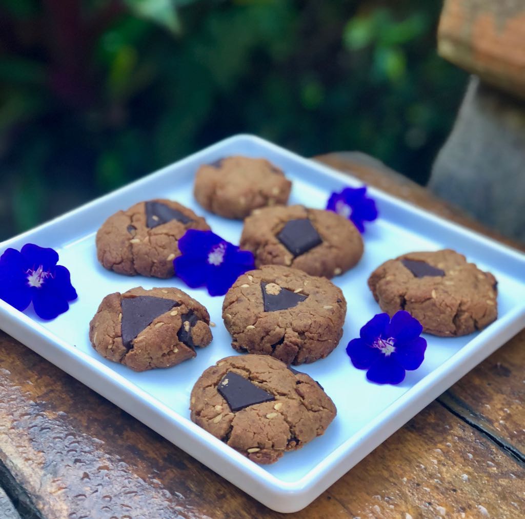 Receita de cookie low carb com chocolate amargo é leve e fácil de preparar