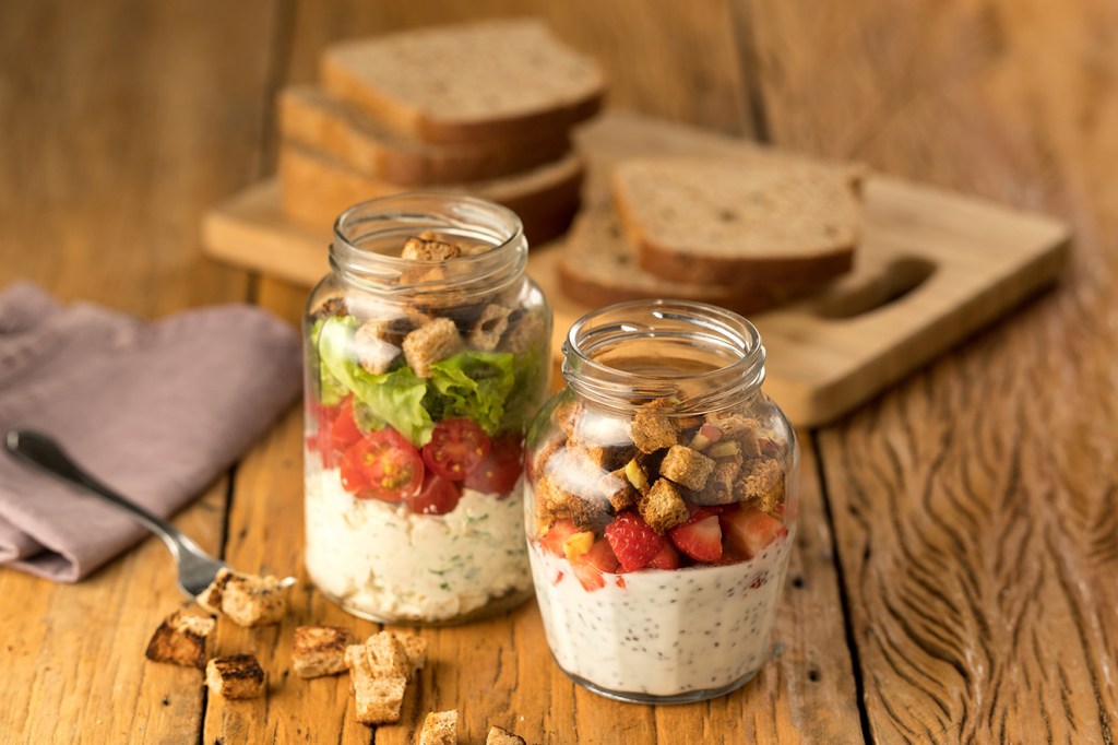 Lanche no pote com pão, iogurte e frutas para segurar a fome durante o dia