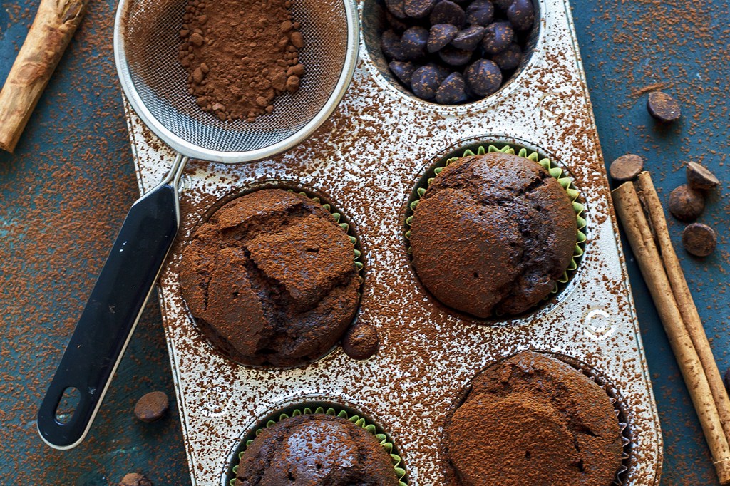 Muffin termogênico de chocolate com canela para comer antes do treino