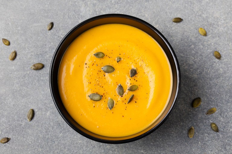 Aprenda a fazer uma sopa de legumes e frango (é superfácil!)