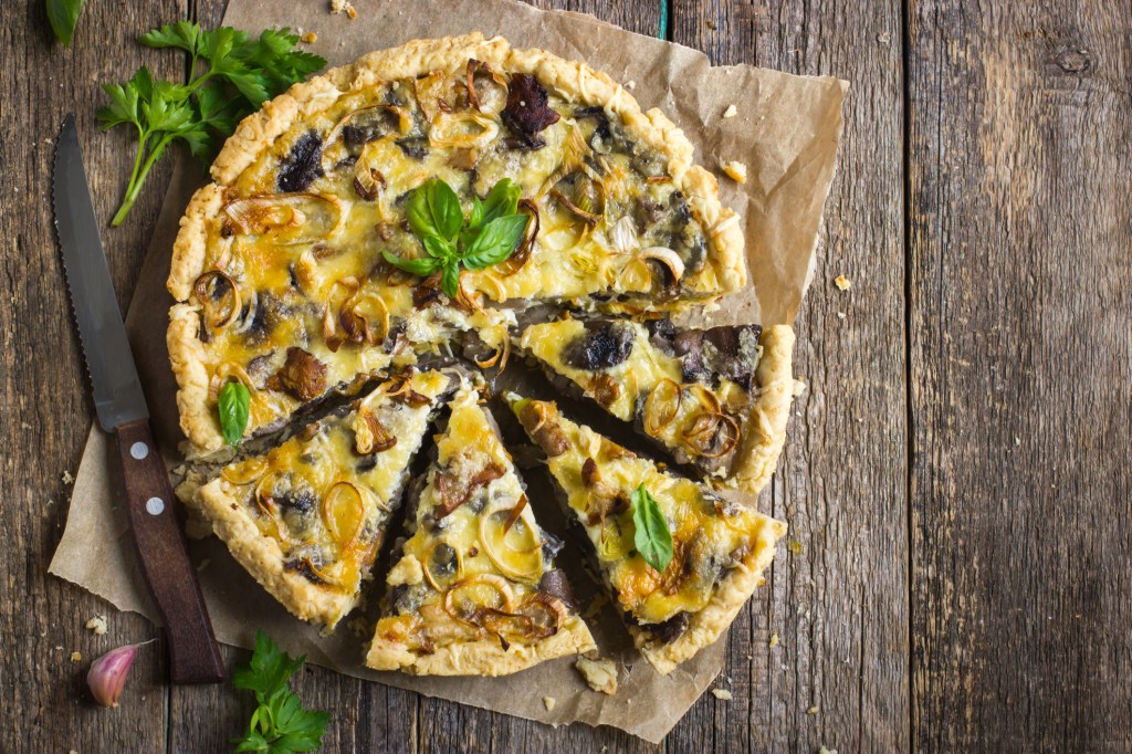 Pizza saudável com cogumelos e queijo em mesa de madeira rústica