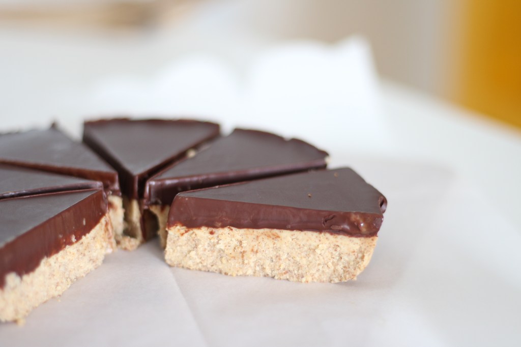 Torta low carb de amendoim e chocolate