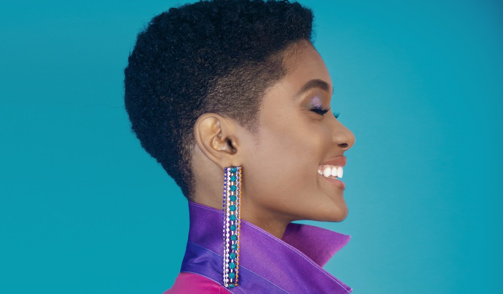 Erika Januza: “Me sinto realizada ao ver meu cabelo vindo livre ao mundo”