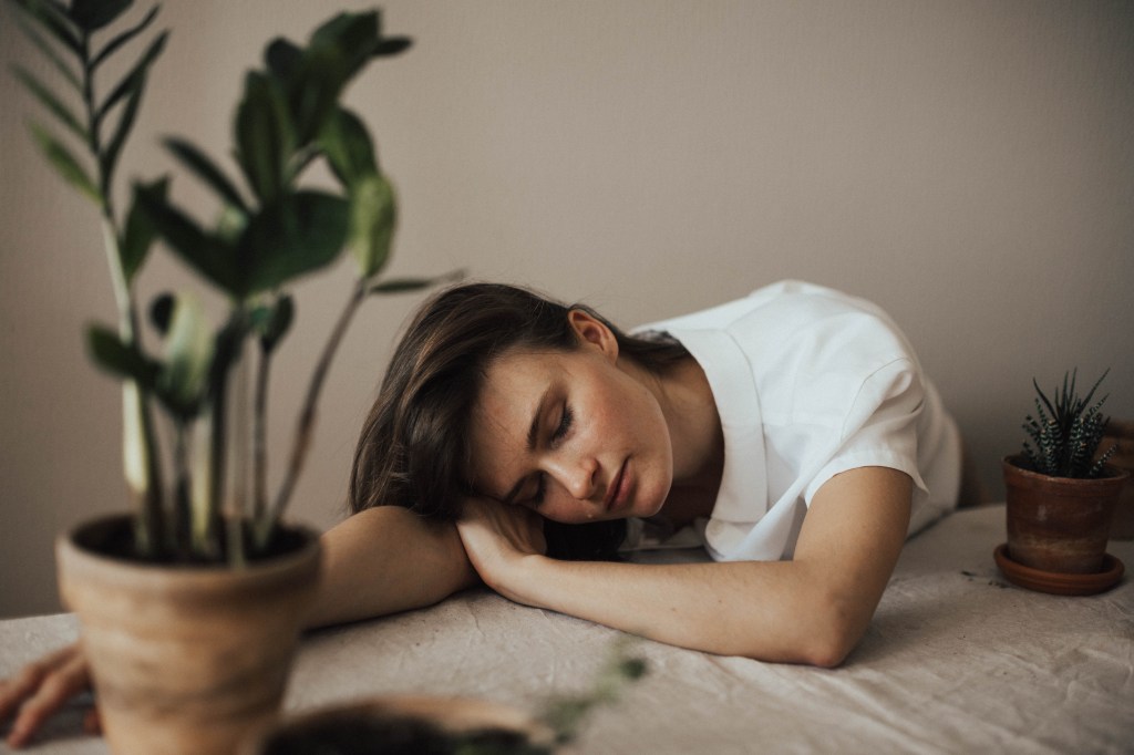 8 consequências de dormir mal (no seu corpo e mente)