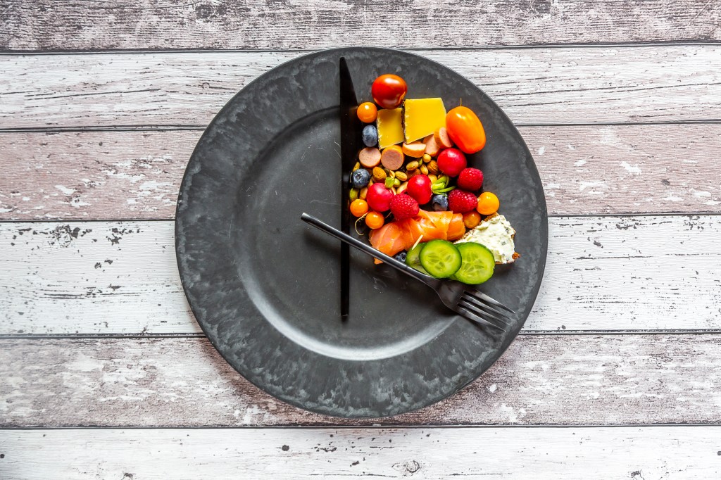 Como fazer jejum intermitente? Dicas para um emagrecimento seguro