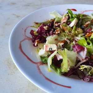 Salada com folhas verdes, rabanete e queijo gorgonzola 