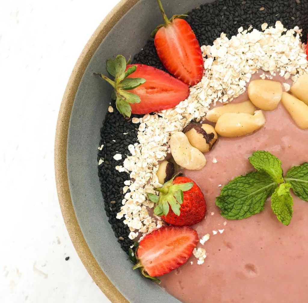 Receita vegana de creme de inhame doce com morango, por Camila Botelho