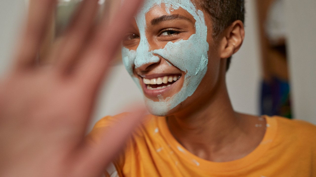 mulher usando máscara facial