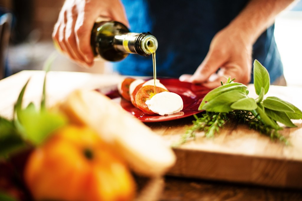 Receita de salada caprese vegana ao pesto, por Camila Botelho