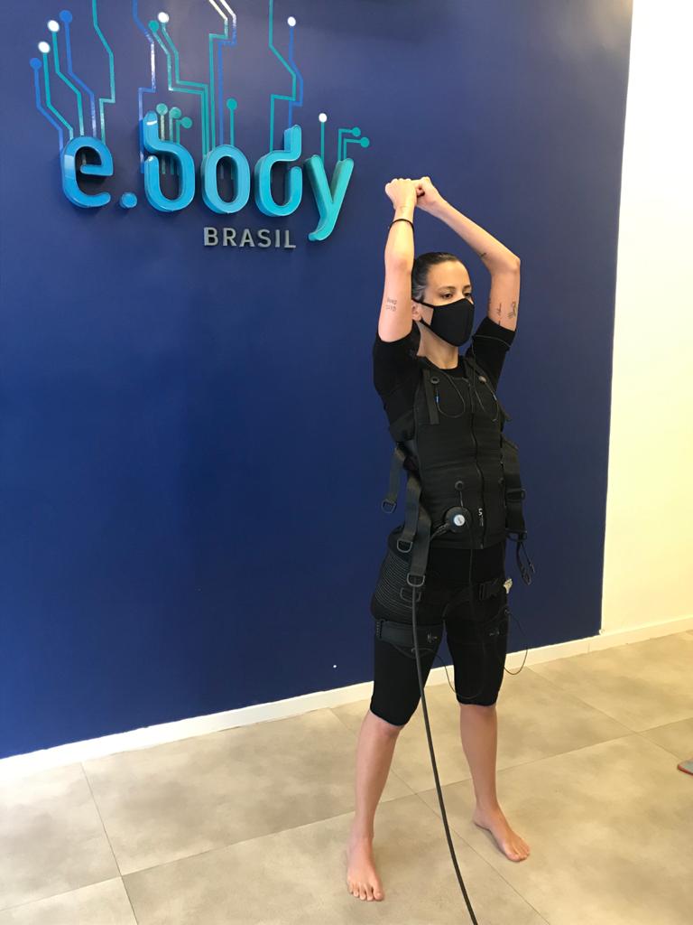 Exercício de abdominal de pé