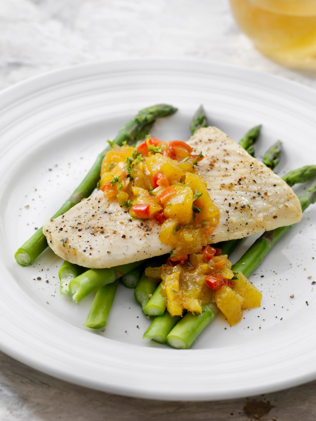 Receita para a Páscoa: robalo com chutney de manga e farofa de coco