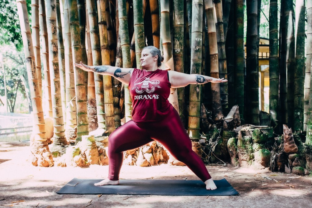 Vanessa Joda praticando yoga ao ar livre - mulheres que venceram a gordofobia no esporte