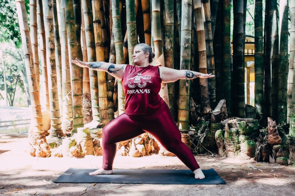 Vanessa Joda praticando yoga ao ar livre