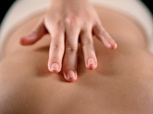 Young woman having back massage, close up O toque na eutonia é leve e focado nas sensações |