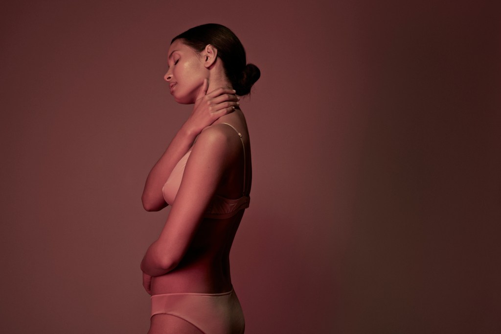 Side view of woman having shoulder and neck pain Na Eutonia, o auto-toque tem um importante papel para seu conhecimento |