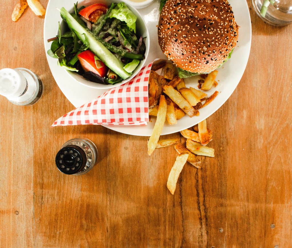 Dia do hambúrguer: receitas saudáveis para todos os gostos