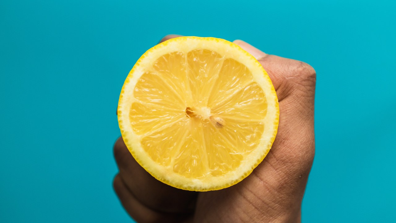 Limão amarelo sobre fundo azul