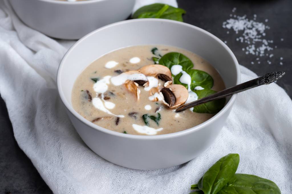 sopa de frango com cogumelo