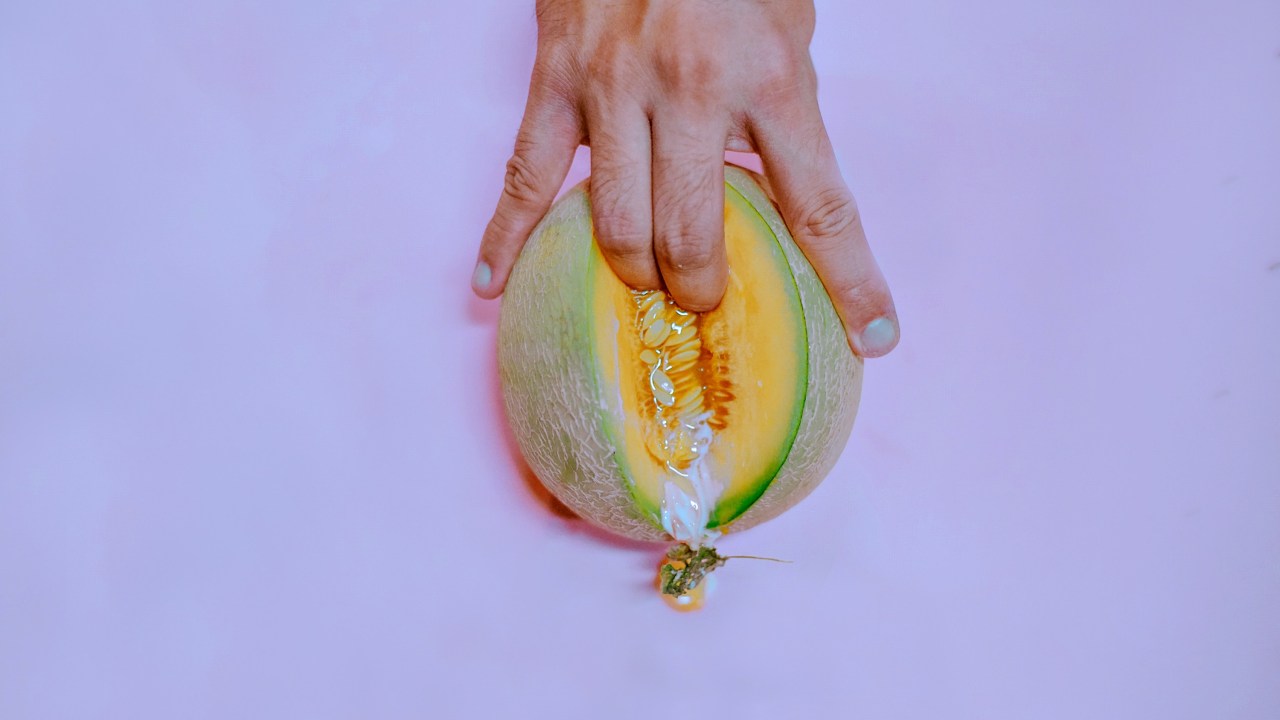 mulher com as mãos no melão