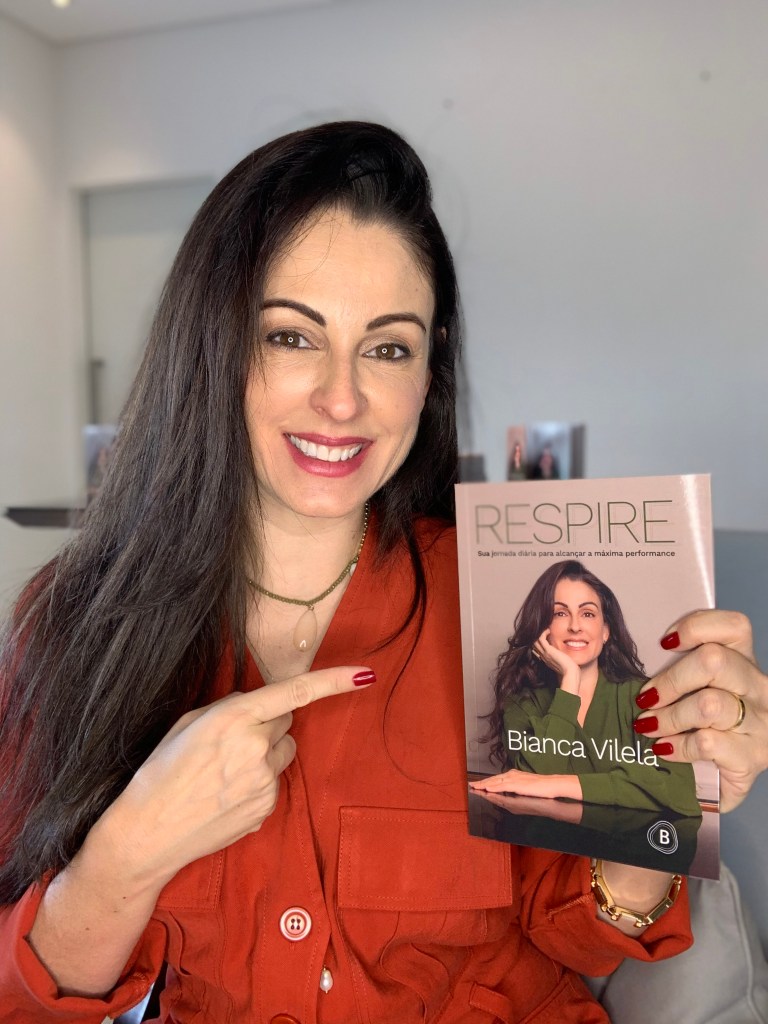 FOTO BIANCA LIVRO 2 Bianca Vilela segurando seu novo livro