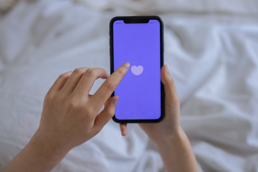 Além do Tinder: Conheça outros 5 aplicativos e sites de paquera