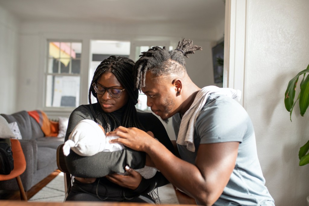 Ter pais e mães por mais tempo em casa é bom para o bebê e para o mundo