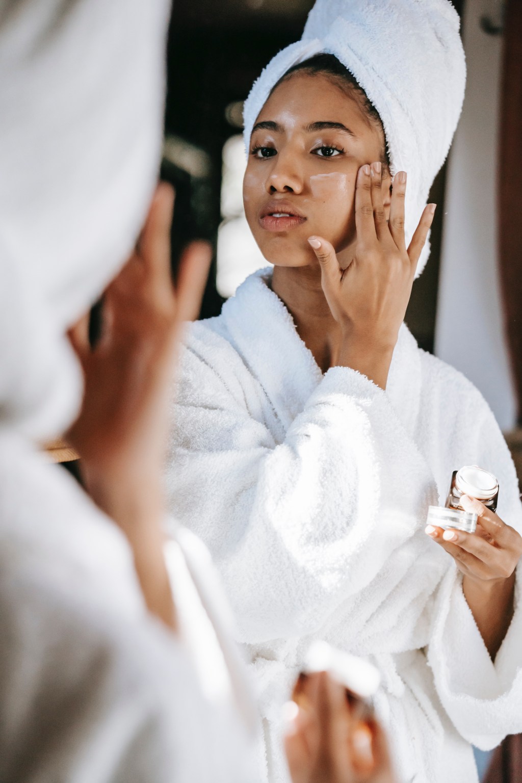 Conheça a rotina de skincare perfeita para peles negras