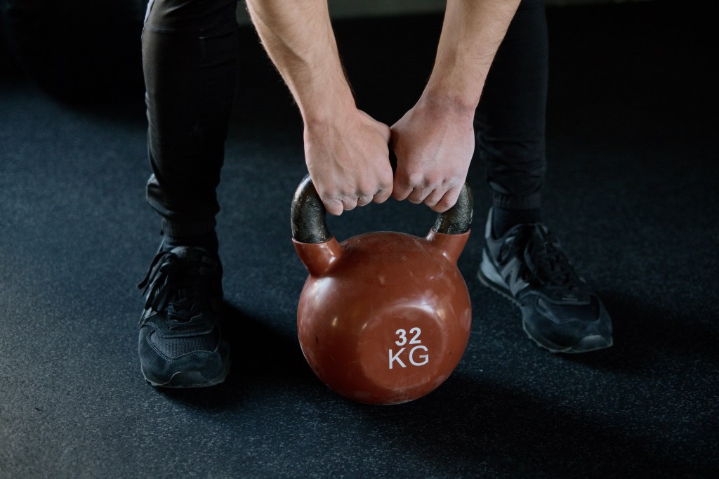exercicios-com-kettlebell-1 (2) exercícios com kettlebell