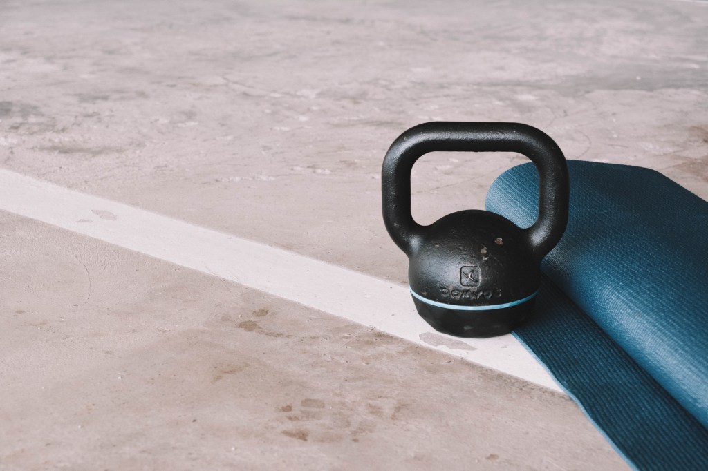Exercícios com kettlebell (e por que você deveria investir no acessório)