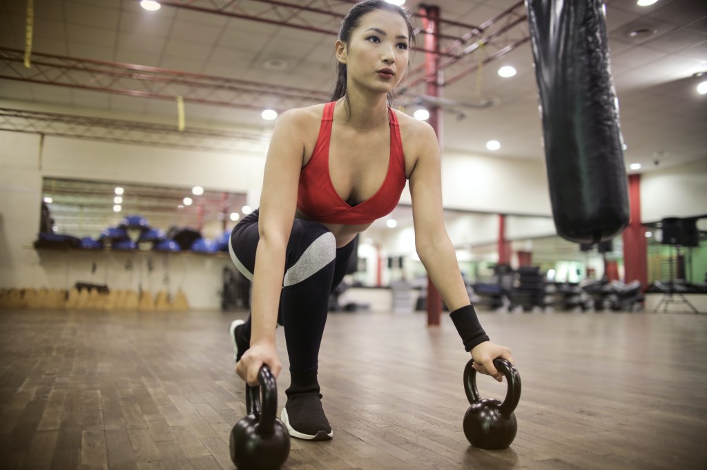 exercicios-com-kettlebell exercícios com kettlebell
