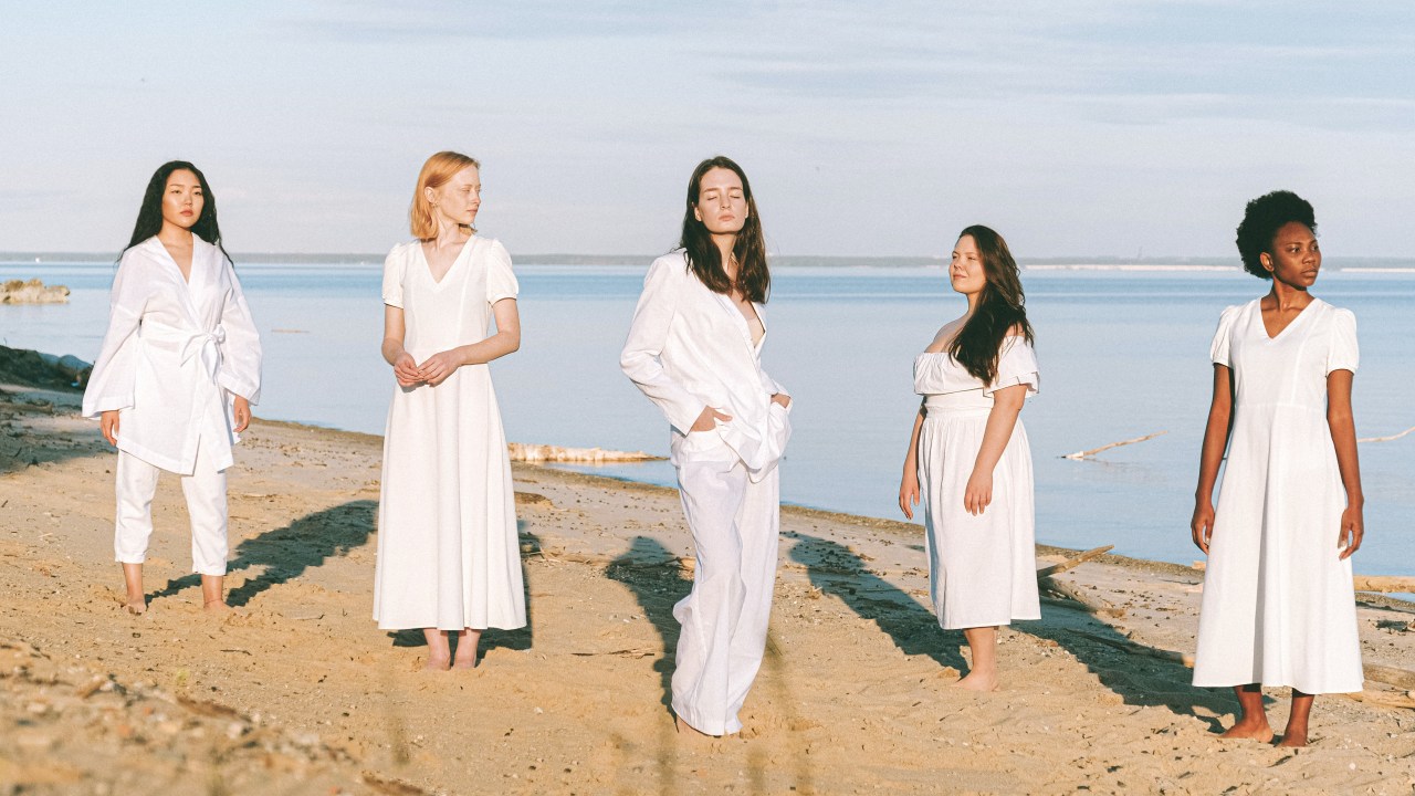 mulheres de corpos diferentes na praia com roupas diferentes