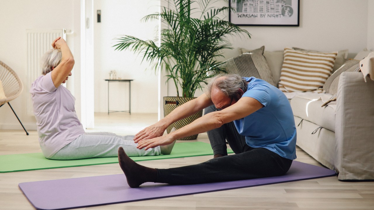 senhores praticando pilates com tapete de pilates
