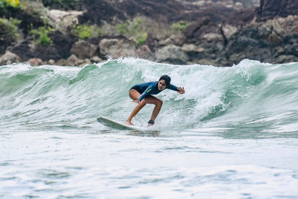 Auziane surfando .