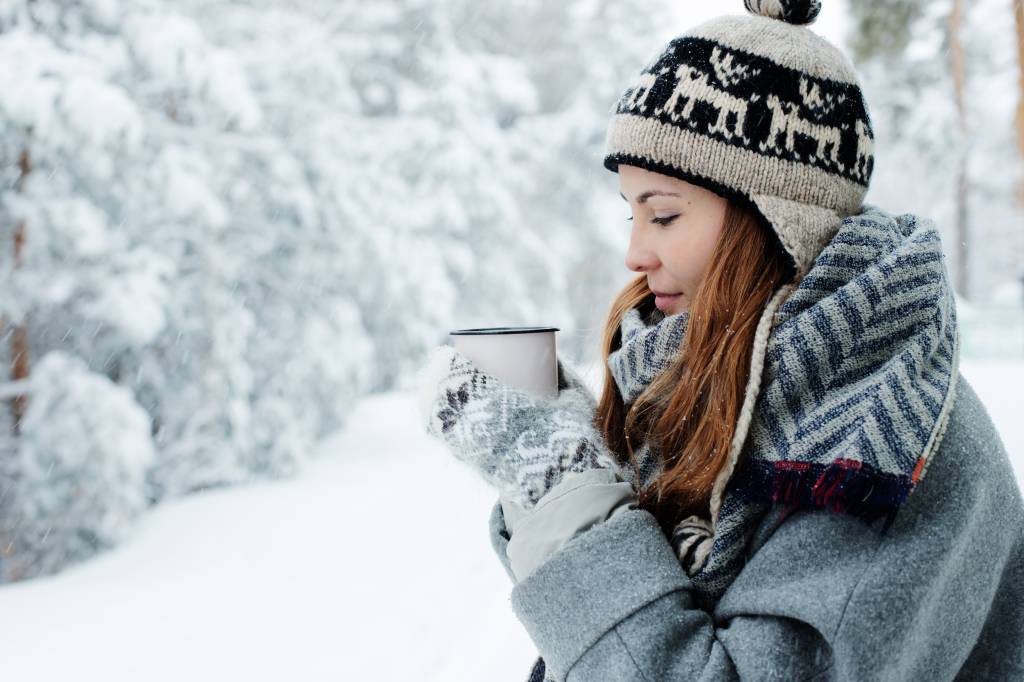 mulher com caneca na neve