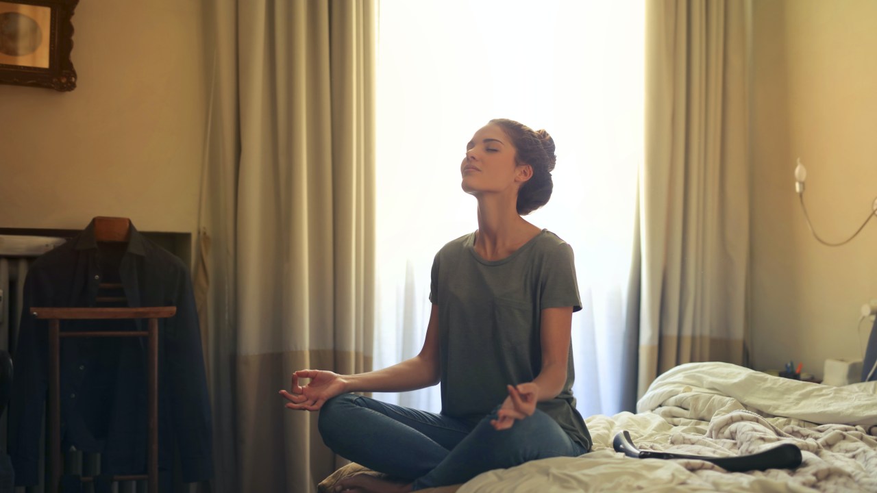 mulher meditando