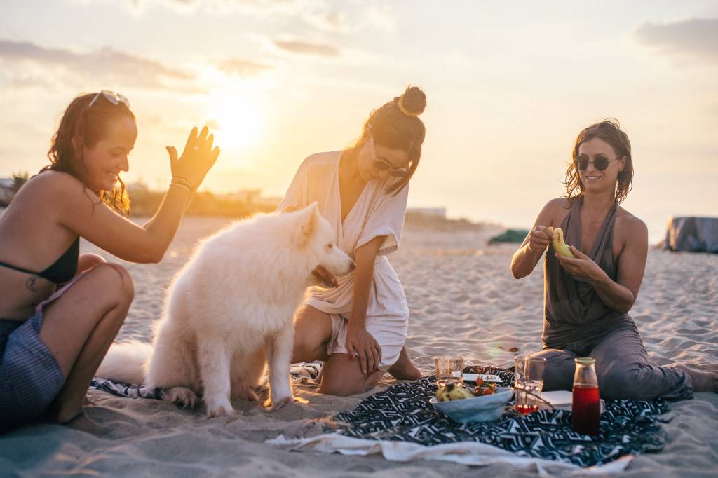 pessoas comendo na praia