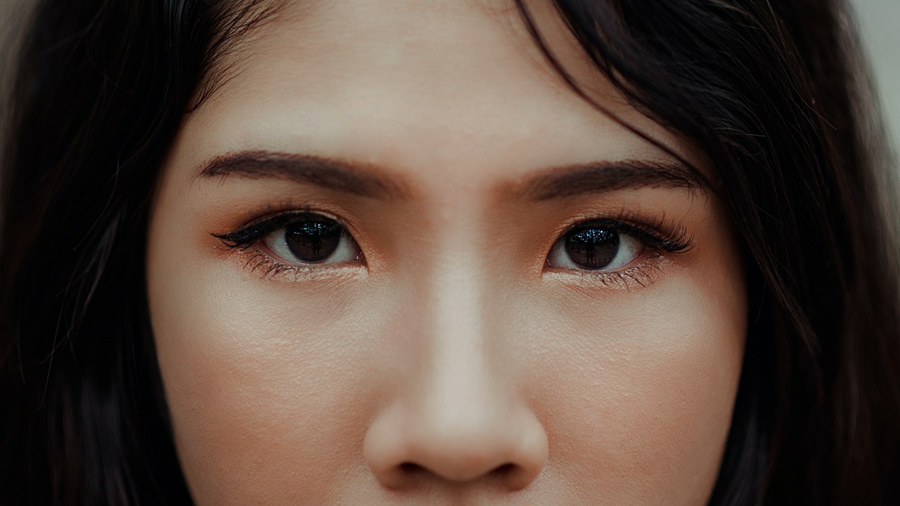 close-up dos olhos maquiados de uma mulher asiática