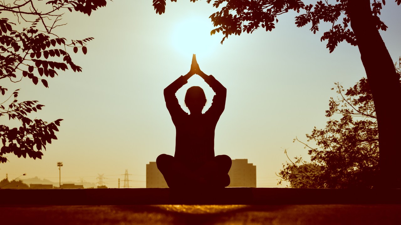 sombra de pessoa praticando meditação