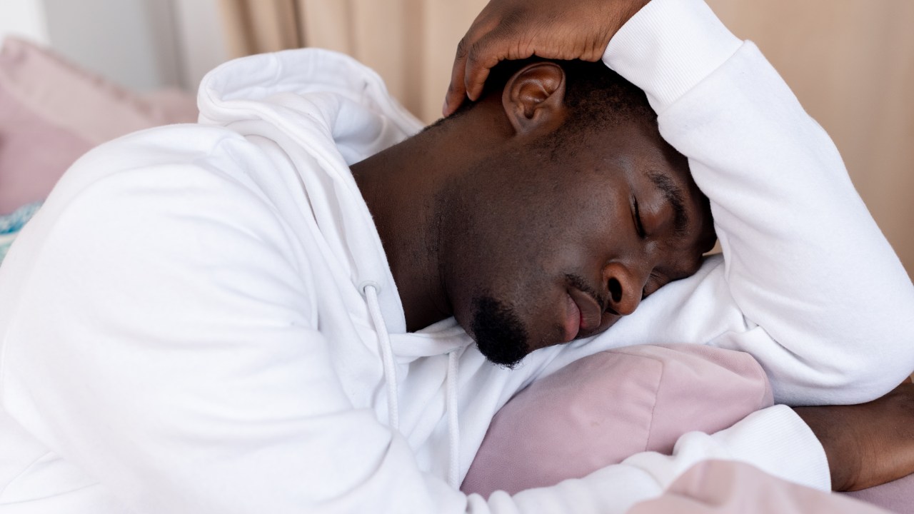 homem negro cansado - 8 motivos por detrás do seu cansaço