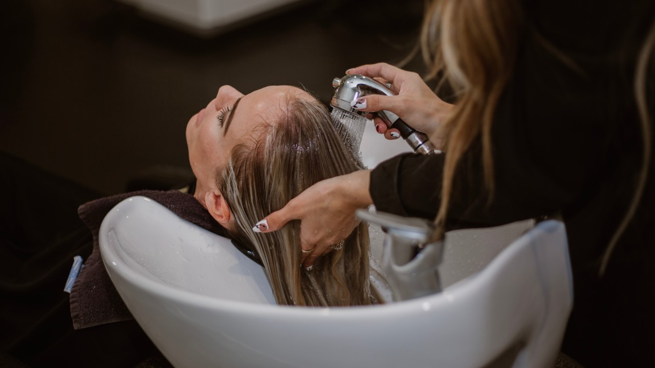 mulher lavando cabelo no salão