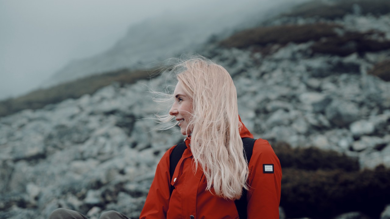 mulher com cabelo descolorido
