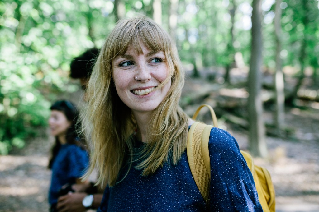 Young Woman On Way To Lake With Friends subtom frio