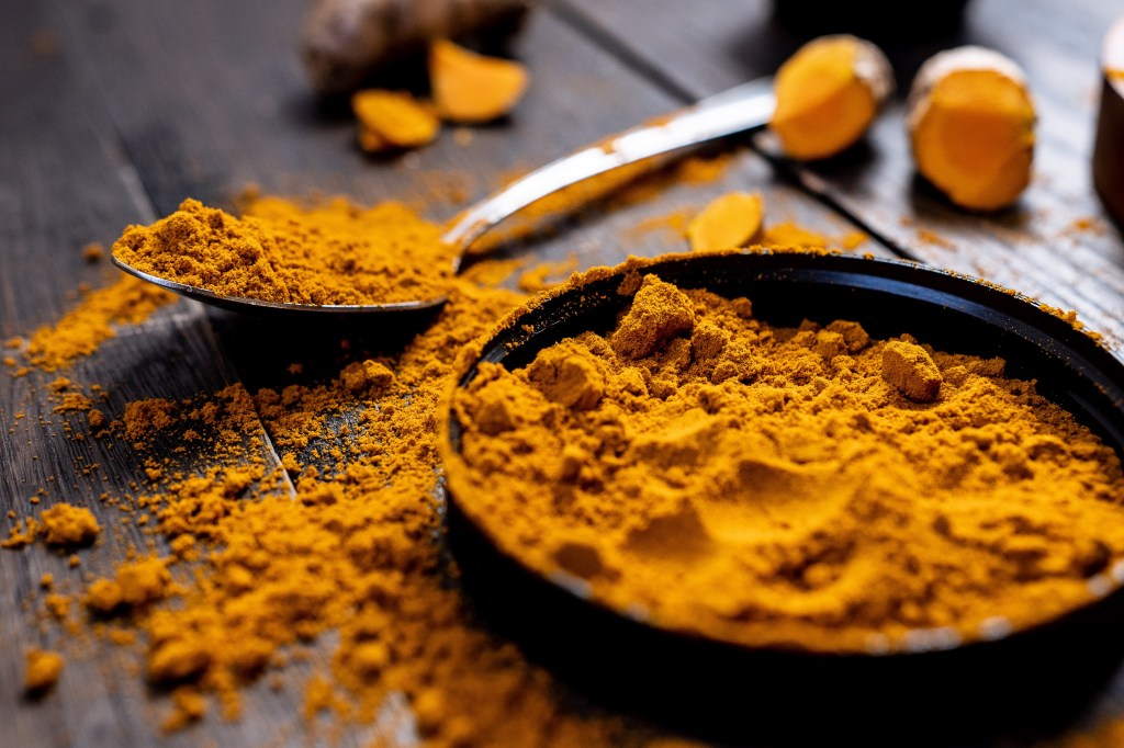 alimentos que ajudam na cólica_curcuma Imagem meramente ilustrativa