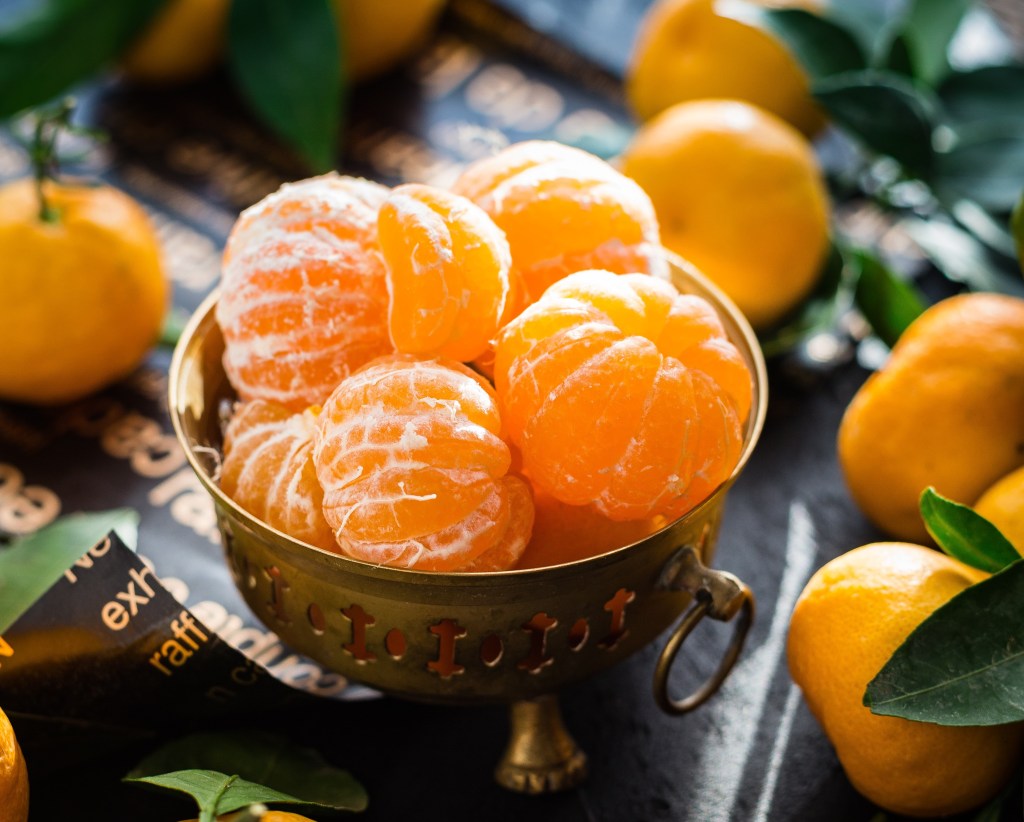 alimentos que ajudam na cólica_frutas cítricas Imagem meramente ilustrativa