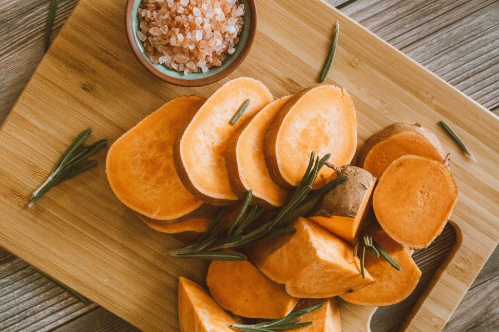 Por que você deveria incluir a batata-doce no pré e no pós-treino