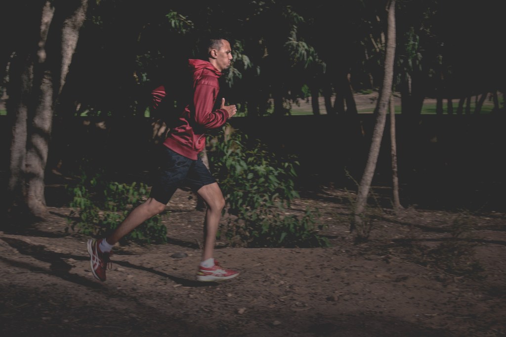 benefícios de correr à noite